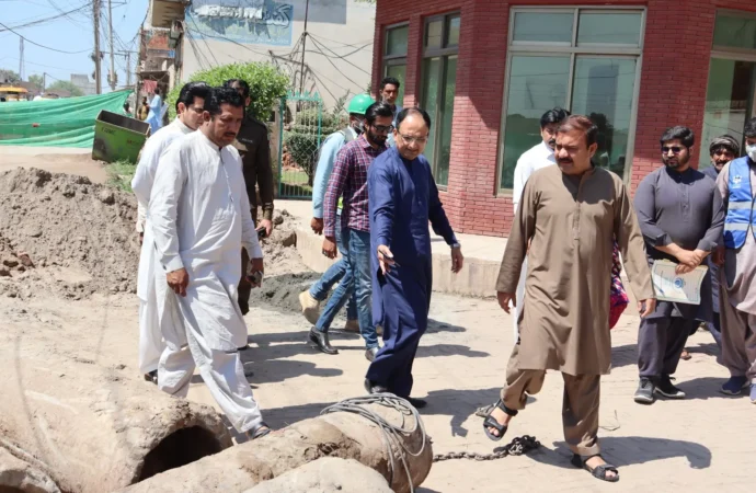 ڈپٹی کمشنر علی اکبر بھنڈر نے واسا ٹیم کے ہمراہ پرانا چنیوٹ روڈ کا تفصیلی دورہ کیا