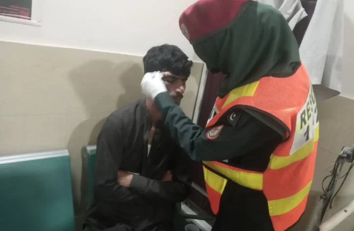 بستی اسلام دبکلاں روڈ شورکوٹ میں زمین کے معاملے پر دو گروپوں کے درمیان جھگڑا 2 افراد زخمی ریسکیو