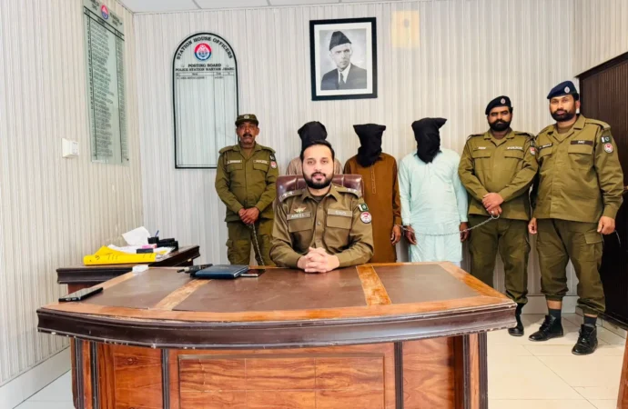 تھانہ وریام پولیس نے  رابری اور چوری کی متعدد وارداتوں میں ملوث تین رکنی خطرناک گینگ کو گرفتار کر لیا