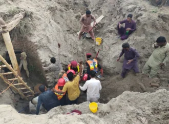 چک نمبر 440 حسن شاہ ٹوبہ روڈ بہن بھائی کنویں میں گر گئے، ریسکیو نے بروقت ریسکیو آپریشن کرکے انہیں کنویں سے نکال لیا