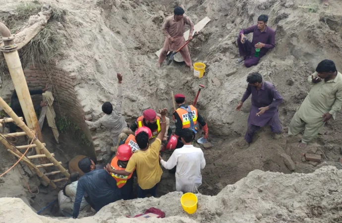 چک نمبر 440 حسن شاہ ٹوبہ روڈ بہن بھائی کنویں میں گر گئے، ریسکیو نے بروقت ریسکیو آپریشن کرکے انہیں کنویں سے نکال لیا