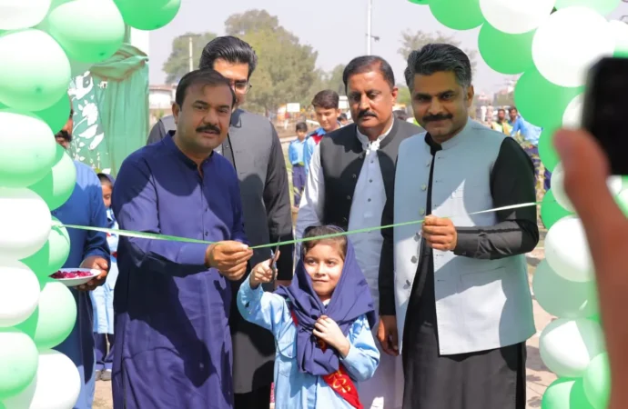 ڈپٹی کمشنر علی اکبر بھنڈر نے دارالسکینہ پھاٹک پر پودے لگا کر شجرکاری مہم کا افتتاح کیا