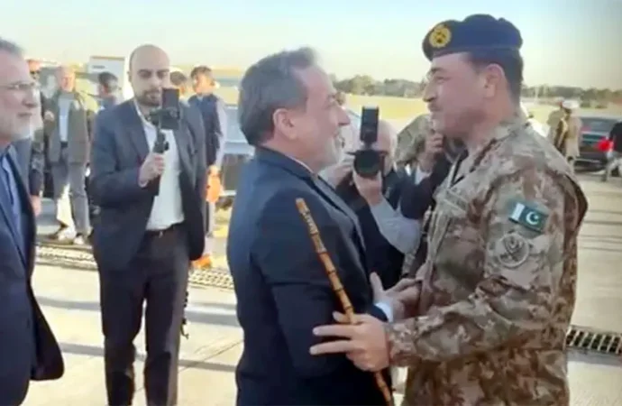 چیف آف ڈیفنس فورسز ثالثی کوششوں کے سلسلے میں تہران پہنچ گئے