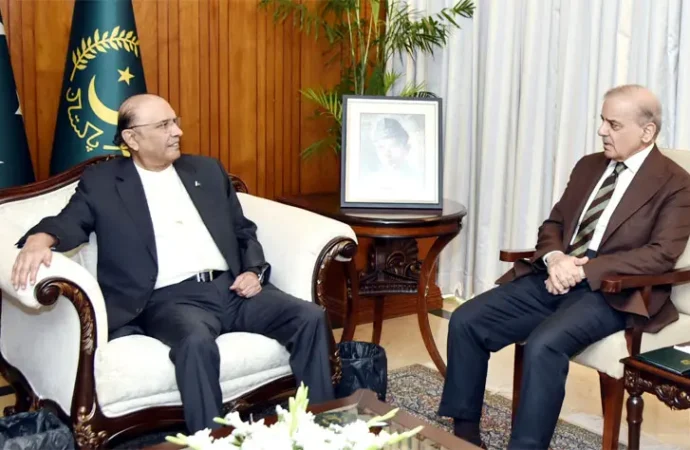 وزیراعظم کی صدرِ مملکت سے ملاقات، امریکہ ایران مذاکرات پر اعتماد میں لیا