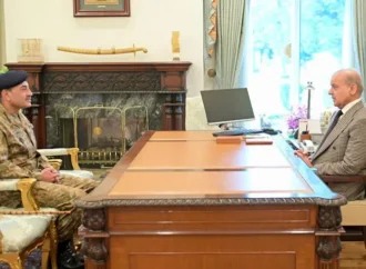 وزیراعظم سے فیلڈ مارشل کی ملاقات، خطے میں امن کیلئے پاکستان کی ثالثی کی کوششوں کی پیش رفت کا جائزہ