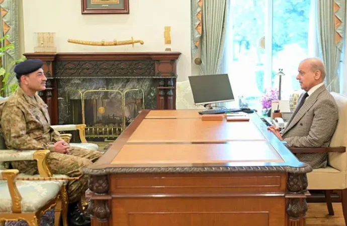 وزیراعظم سے فیلڈ مارشل کی ملاقات، خطے میں امن کیلئے پاکستان کی ثالثی کی کوششوں کی پیش رفت کا جائزہ