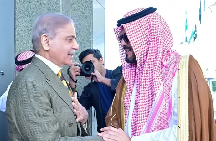 وزیرِاعظم محمد شہباز شریف جدہ پہنچ گئے