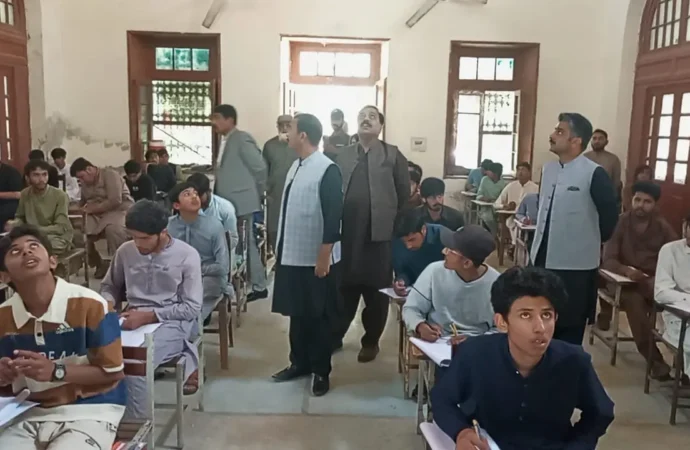 ڈپٹی کمشنر علی اکبر بھنڈر نے امتحانات میں شفافیت کو یقینی بنانے کیلئے مختلف امتحانی مراکز کا اچانک دورہ کیا،