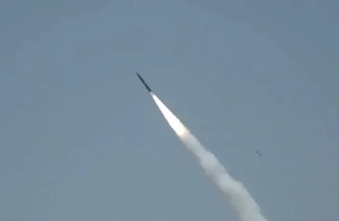 پاک فوج کا مقامی ساختہ فتح-II میزائل کا کامیاب تربیتی تجربہ، اعلیٰ قیادت کی ٹیم کو مبارکباد