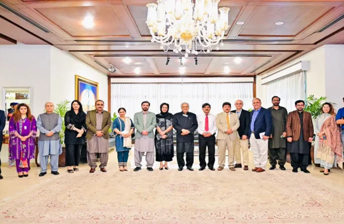 نائب وزیراعظم کا سینئر صحافیوں کیساتھ بین الاقوامی صورتحال پر تبادلہ خیال