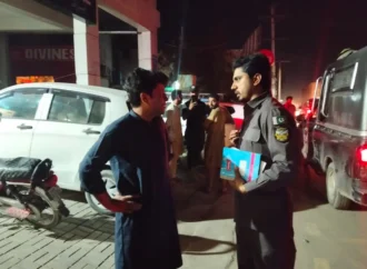 رب نواز چدھڑ اسسٹنٹ کمشنر جھنگ نے مقررہ اوقات کی خلاف ورزی کرنے پر بارا ریسٹورنٹ کو موقع پر سیل کر دیا,5 افراد کو گرفتار