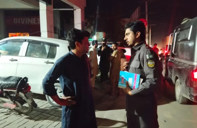 رب نواز چدھڑ اسسٹنٹ کمشنر جھنگ نے مقررہ اوقات کی خلاف ورزی کرنے پر بارا ریسٹورنٹ کو موقع پر سیل کر دیا,5 افراد کو گرفتار