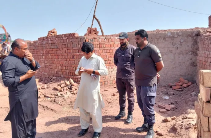 اسسٹنٹ کمشنر جھنگ کا سیاہ دھواں چھوڑنے والے بھٹوں  کے خلاف کریک ڈاؤن، 3 بھٹہ جات سیل، 5 افراد گرفتار