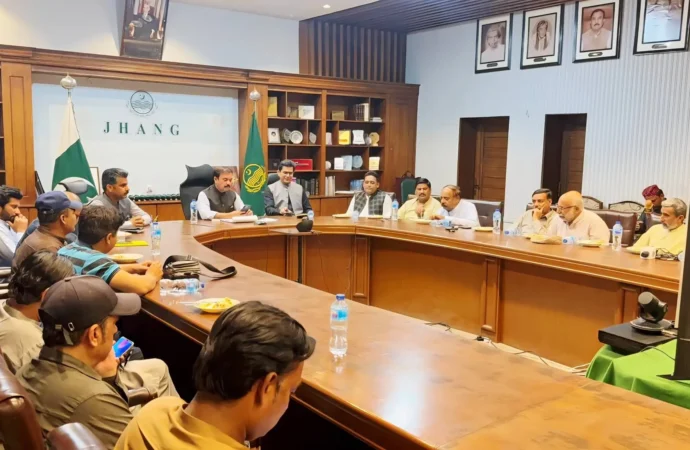 ریونیو ریکوری میں جھنگ کی نمایاں کارکردگی، ڈپٹی کمشنر علی اکبر بھنڈر کی صحافیوں کو اپنا کھیت اپنا کاروبار سمیت ترقیاتی منصوبوں پر بریفنگ