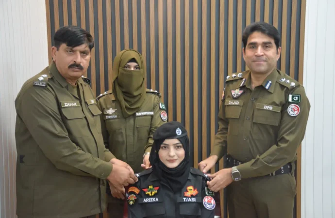 جھنگ پولیس کے 18 افسران کی ترقی، ڈی پی او ساجد حسین کی زیر نگرانی رینک پننگ تقریب، محنت اور دیانت سے خدمت جاری رکھنے کی ہدایت