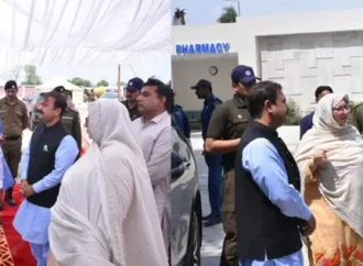 کمشنر فیصل آباد مسرت جبیں کا دورہ جھنگ،ڈپٹی کمشنر آفس میں ضلعی محکموں کی کارکردگی کے جائزہ اجلاس کی صدارت کی اور مختلف اداروں کا دورہ بھی کیا