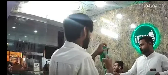 سکیورٹی کانسٹیبل کی شہری کو ہراساں کرنے کی وڈیو سوشل میڈیا پر وائرل، ڈی پی او جھنگ کا فوری ایکشن، اہلکار معطل