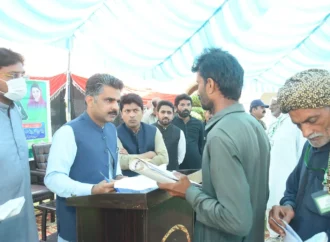 ایڈیشنل ڈپٹی کمشنر جنرل عامر محمود نے پہلے روز ریونیو عوامی خدمت سروسز کے تحت شہریوں کی درخواستوں کی سماعت کی