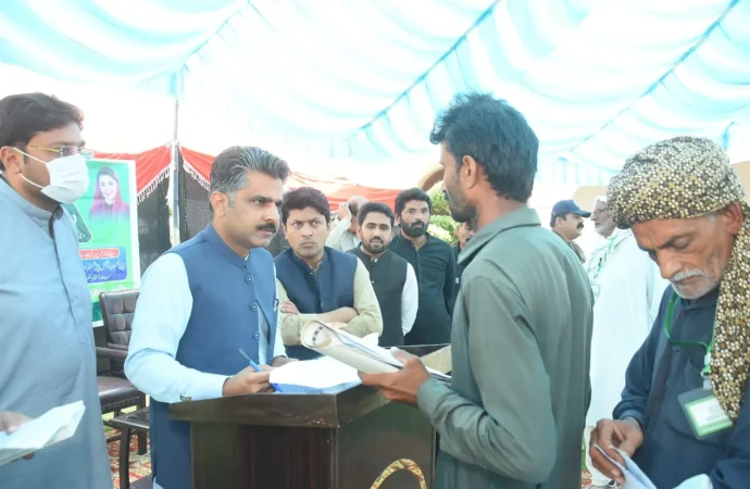 ایڈیشنل ڈپٹی کمشنر جنرل عامر محمود نے پہلے روز ریونیو عوامی خدمت سروسز کے تحت شہریوں کی درخواستوں کی سماعت کی