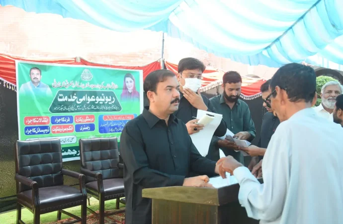 ڈپٹی کمشنر علی اکبر بھنڈر نے روز ریونیو عوامی خدمت سروسز کے تحت شہریوں کی درخواستوں کی سماعت کی