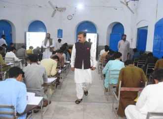 ڈپٹی کمشنر علی اکبر بھنڈر نے امتحانی نظام میں شفافیت کو یقینی بنانے کیلئے مختلف امتحانی مراکز کا اچانک دورہ کیا