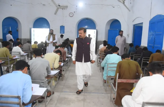 ڈپٹی کمشنر علی اکبر بھنڈر نے امتحانی نظام میں شفافیت کو یقینی بنانے کیلئے مختلف امتحانی مراکز کا اچانک دورہ کیا