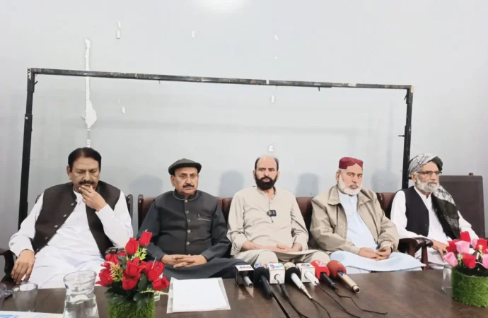 جھنگ میں کسان بورڈ پاکستان کی پریس کانفرنس، پٹرول مہنگائی اور گندم قیمتوں پر حکومت سے فوری اقدامات کا مطالبہ کرتے ہیں،ظفر حسین خان