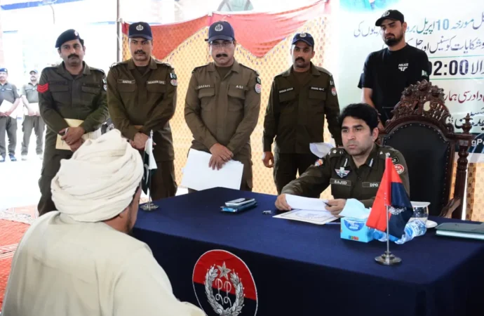 ڈی پی او  ساجد حسین کی تھانہ موچیوالا میں کھلی کچہری، 32 شہریوں نے اپنے مسائل اور شکایات پیش کیں۔ ڈی پی او نے مسائل کے فوری حل کیلئے احکامات جاری کئے