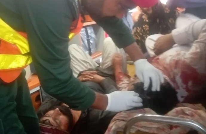 اڈہ شبیر آباد میں دکان کے سامنے گاڑی پارک کرنے پر جھگڑا، تین بھائی زخمی،ریسکیو