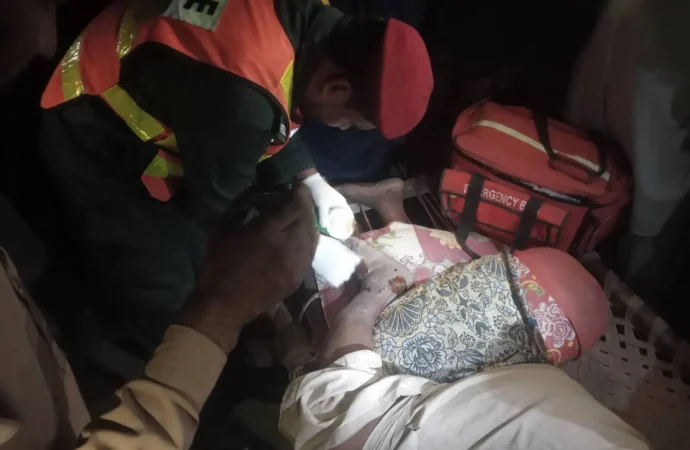 وریام والا کچی پکی نہر کے قریب تیز رفتاری کے باعث موٹر سائیکل بھینس سے ٹکرا گئی، 2 افراد زخمی،ریسکیو