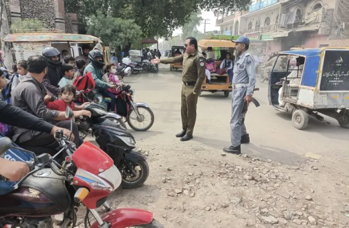 سکول و کالج اوقات میں ٹریفک کی روانی بہتر بنانے کیلئے ڈی ٹی او جھنگ خود فیلڈ میں متحرک