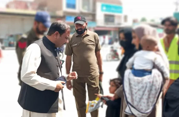 ڈپٹی کمشنر و دیگر ضلعی افسران نے قومی انسداد پولیو مہم کے پہلے روز مختلف علاقوں کا دورہ کرتے ہوئے پولیو ٹیموں کی کارکردگی کا جائزہ لیا۔