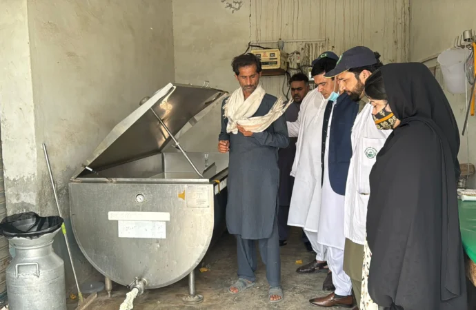 پنجاب فوڈ اتھارٹی کی بڑی کارروائیاں، جعلی دودھ بنانے والے یونٹس سیل، ہزاروں لٹر دودھ تلف,3مقدمات درج،2 لاکھ 11 ہزار روپے کے جرمانے بھی عائد