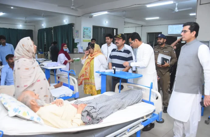 ڈپٹی کمشنر علی اکبر بھنڈر نےڈسٹرکٹ ہیڈکوارٹر ہسپتال کا تفصیلی دورہ کیا