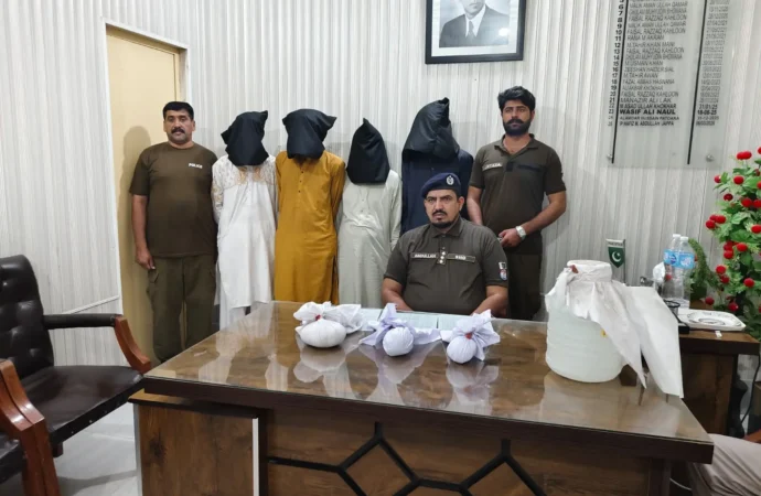 جھنگ پولیس کا منشیات فروشوں کے خلاف بڑا کریک ڈاؤن، گڑھ مہاراجہ اور شورکوٹ سٹی سے 9 ڈیلرز گرفتار، بھاری مقدار میں چرس اور شراب برآمد