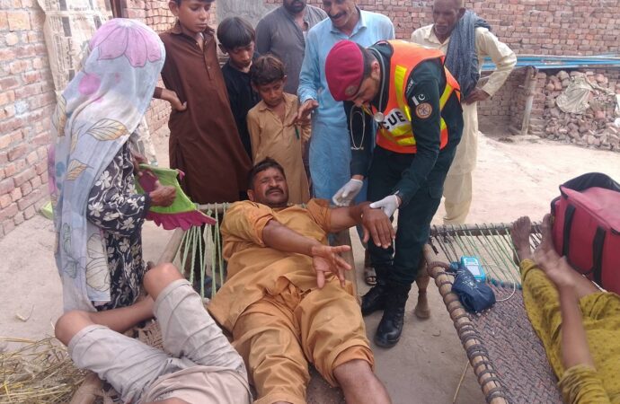 چنیوٹ روڈ 12 میل پر دو گروپوں میں گھریلو تنازع کے باعث جھگڑا 1 خاتون سمیت 3 افراد زخمی، ریسکیو