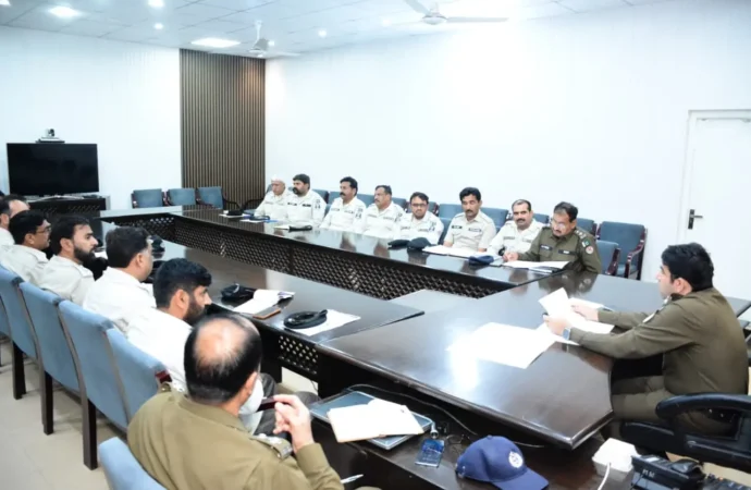 ڈی پی او جھنگ ساجد حسین کی زیر صدارت پٹرولنگ پولیس کے سٹاف کی میٹنگ