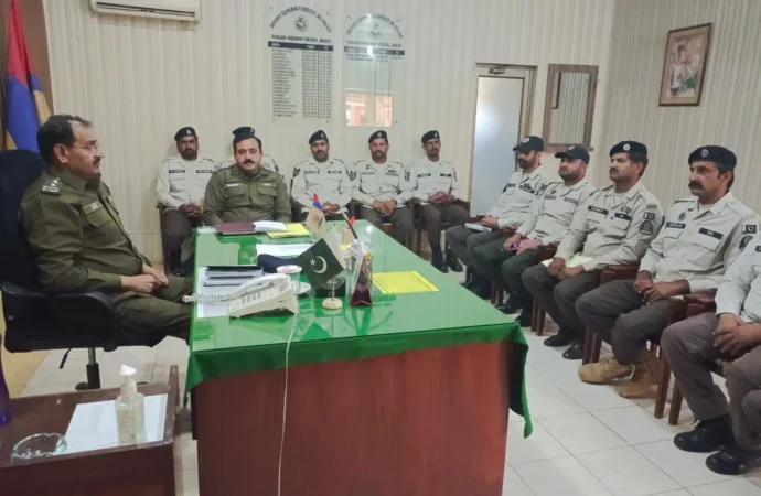 جھنگ میں ٹریفک نظام کی بہتری کیلئے اہم اقدامات، ٹریفک اور پٹرولنگ پولیس میں ہم آہنگی بڑھانے کا فیصلہ