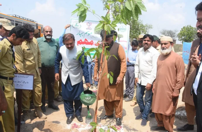 ضلعی انتظامیہ اور محکمہ جنگلات نے مشترکہ طور پر اہم شاہراہ ٹوبہ روڈ پر شجرکاری مہم کا انعقاد کیا، چار ہزار سے زائد پودے لگائے گئے۔