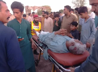 بھکر روڈ پر تیز رفتاری کے باعث کار اور رکشہ میں تصادم، 3 افراد زخمی