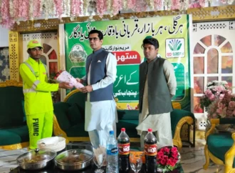 جھنگ انتظامیہ کی جانب سے سینیٹری ورکرز کے اعزاز میں خصوصی ظہرانہ، عید صفائی آپریشن کی خدمات کو سراہا گیا