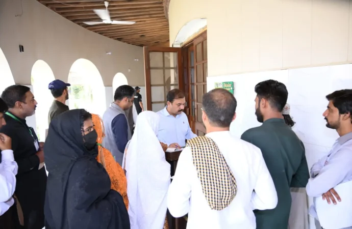ڈپٹی کمشنر علی اکبر بھنڈر نے اوپن ڈور پالیسی کے تحت شہریوں سے ملاقات کرتے ہوئے ان کے مسائل اور درخواستوں پر سماعت کی۔