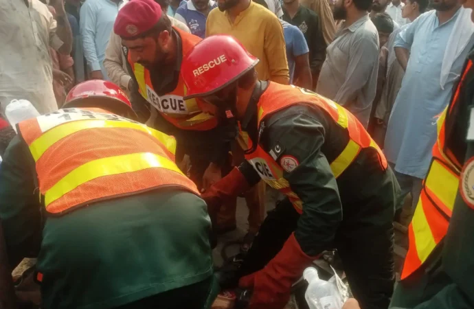بشیر چوک سیٹلائٹ ٹاؤن میں مین ہول کی صفائی کے دوران تین واسا اہلکاروں کی طبیعت خراب ہوگئی،ریسکیو