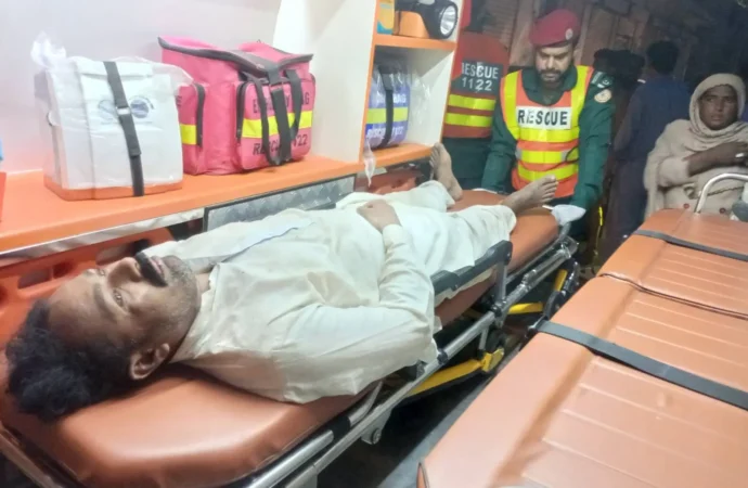 آندھی سے حادثات، سائن بورڈ اور دیوار گرنے سے دو افراد زخمی