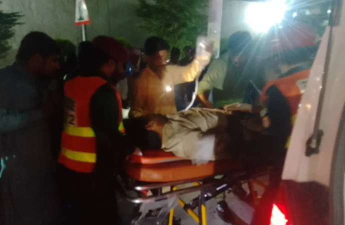 تیز رفتاری کے باعث ٹوبہ روڈ آفیسر کالونی میں ویگو اور موٹر سائیکل میں تصادم، 3 افراد زخمی