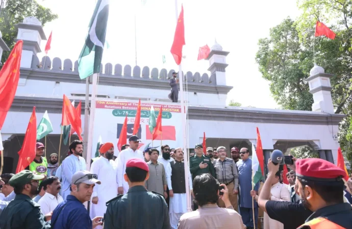 ضلع کونسل جھنگ میں پاکستان اور چین کے درمیان سفارتی تعلقات کے قیام کی 75ویں سالگرہ کے موقع پر ضلعی انتظامیہ کے زیر اہتمام پروقار پرچم کشائی کی تقریب منعقد ہوئی۔