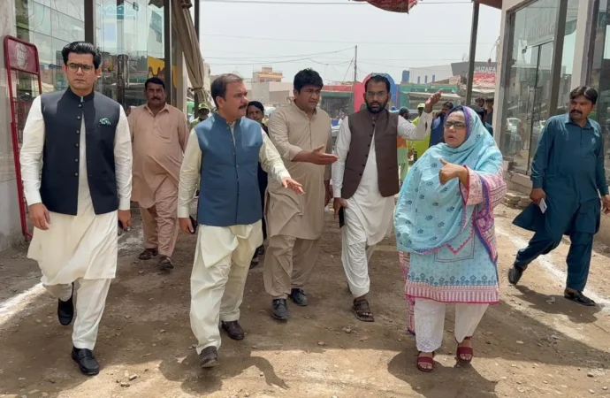 ڈپٹی کمشنر علی اکبر بھنڈر کا شورکوٹ دورہ، ٹی ایچ کیو ہسپتال اور بیوٹیفیکیشن منصوبے کا تفصیلی جائزہ