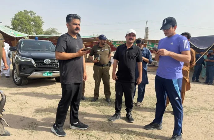 ڈپٹی کمشنر علی اکبر بھنڈر نے تحصیل جھنگ میں قائم مویشی منڈی کا دورہ کیا اور وہاں کیے گئے انتظامات کا تفصیلی جائزہ لیا