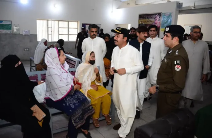 ڈی پی او جھنگ ساجد حسین کا ڈپٹی کمشنر علی اکبر بھنڈر کا ڈسٹرکٹ جیل جھنگ کا دورہ، قیدیوں سے ملاقات، عید کے تحائف تقسیم