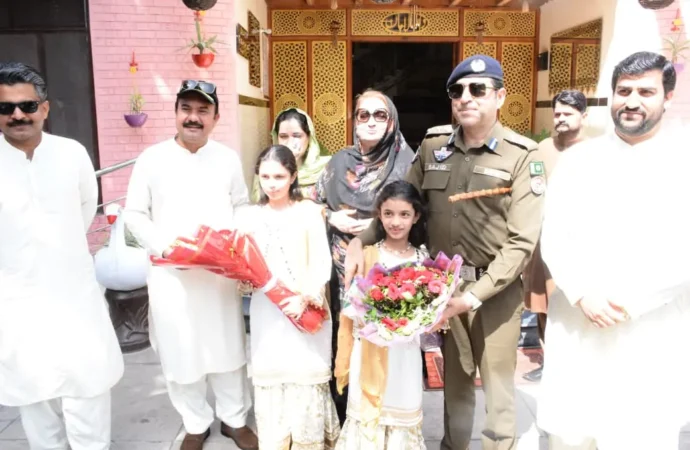 ڈی پی او جھنگ ساجد حسین کا ڈپٹی کمشنر علی اکبر بھنڈر کے ہمراہ عیدالاضحیٰ پر دارالامان کا دورہ، خواتین اور بچوں میں عید کے تحائف تقسیم